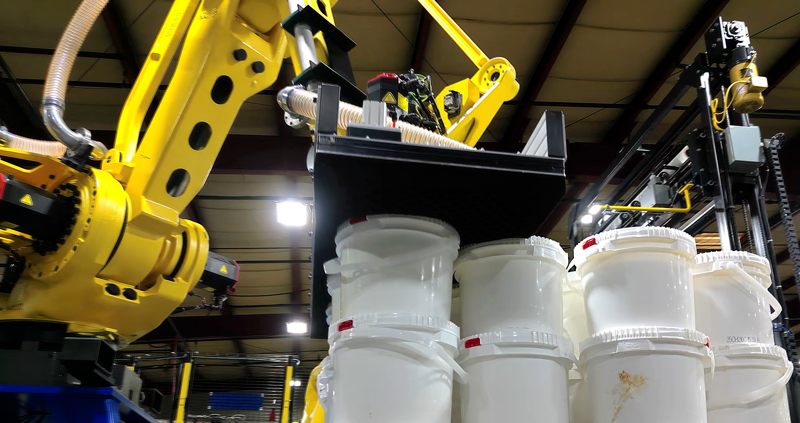 Plastic bucket palletizing