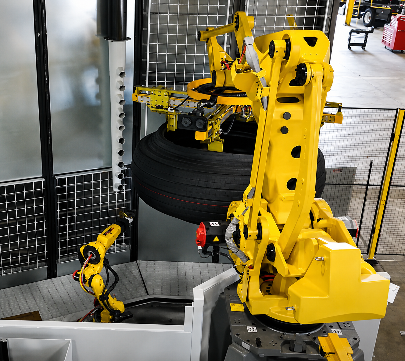 Large tire robotic green tire spraying application